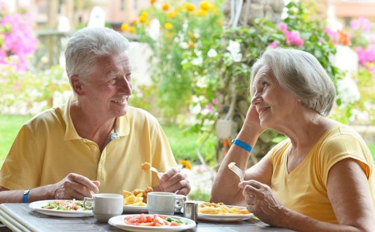 El desayuno tardío aumenta el riesgo de mortalidad en los adultos mayores. El desayuno tardío aumenta el riesgo de mortalidad en los adultos mayores.