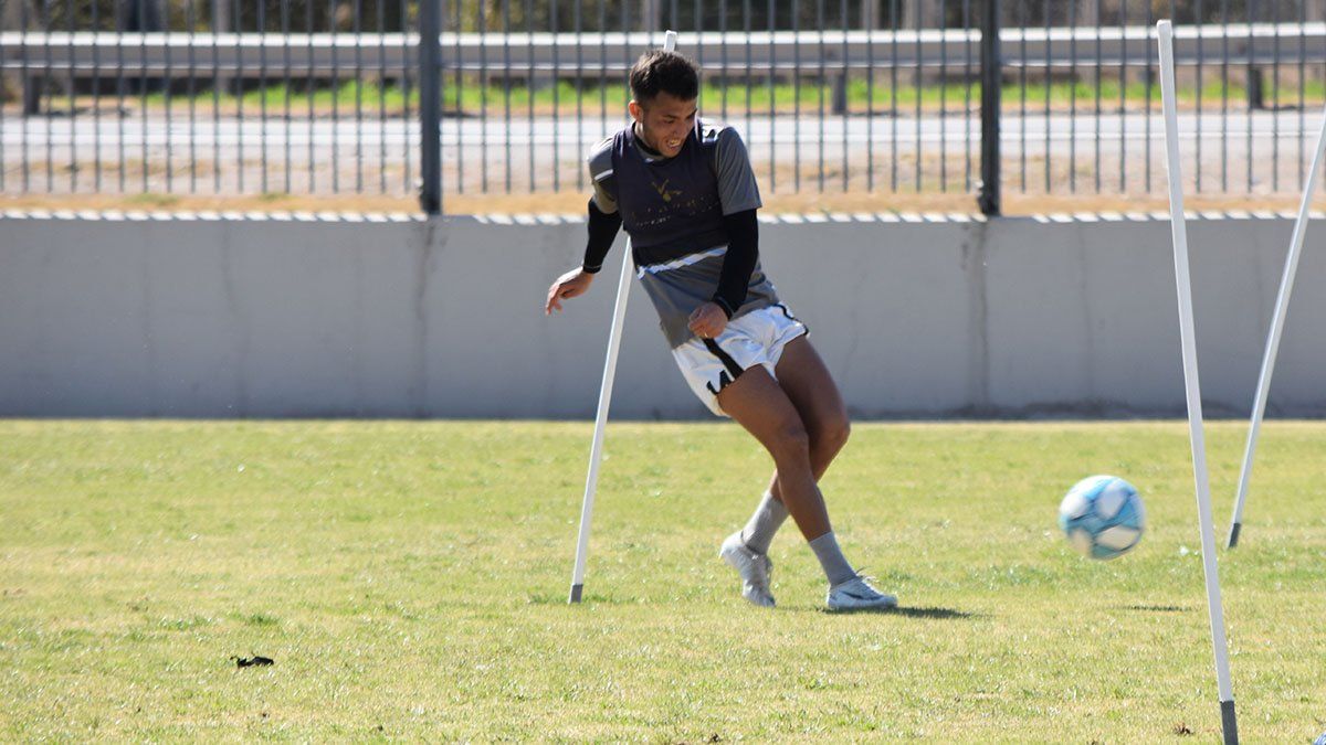 Brian Andrada le pega con furia al balón. Foto: gentileza prensa Gimnasia y Esgrima.