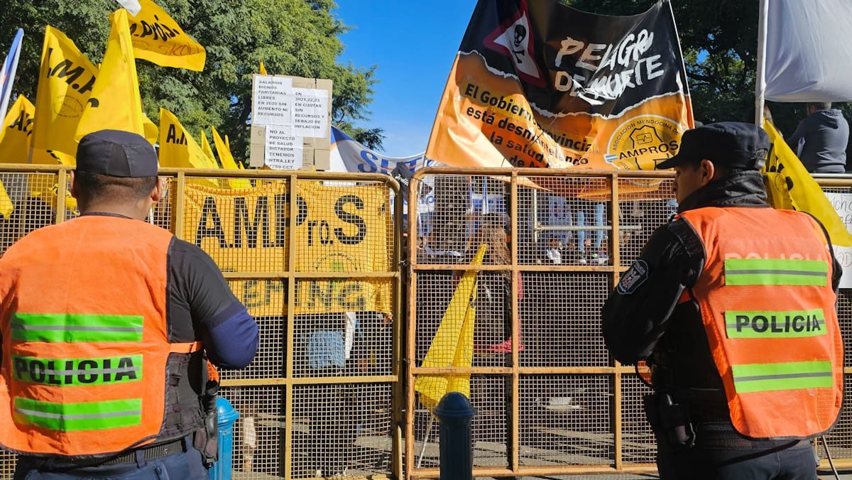 Los representantes de AMPROS protestaron frente a la Legislatura, donde Alfredo Cornejo dio su discurso ante la Asamblea Legislativa. Los representantes de AMPROS protestaron frente a la Legislatura, donde Alfredo Cornejo dio su discurso ante la Asamblea Legislativa.