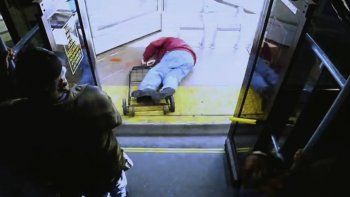 Arrestaron a una mujer que empujó de un micro a un anciano y murió por el golpe