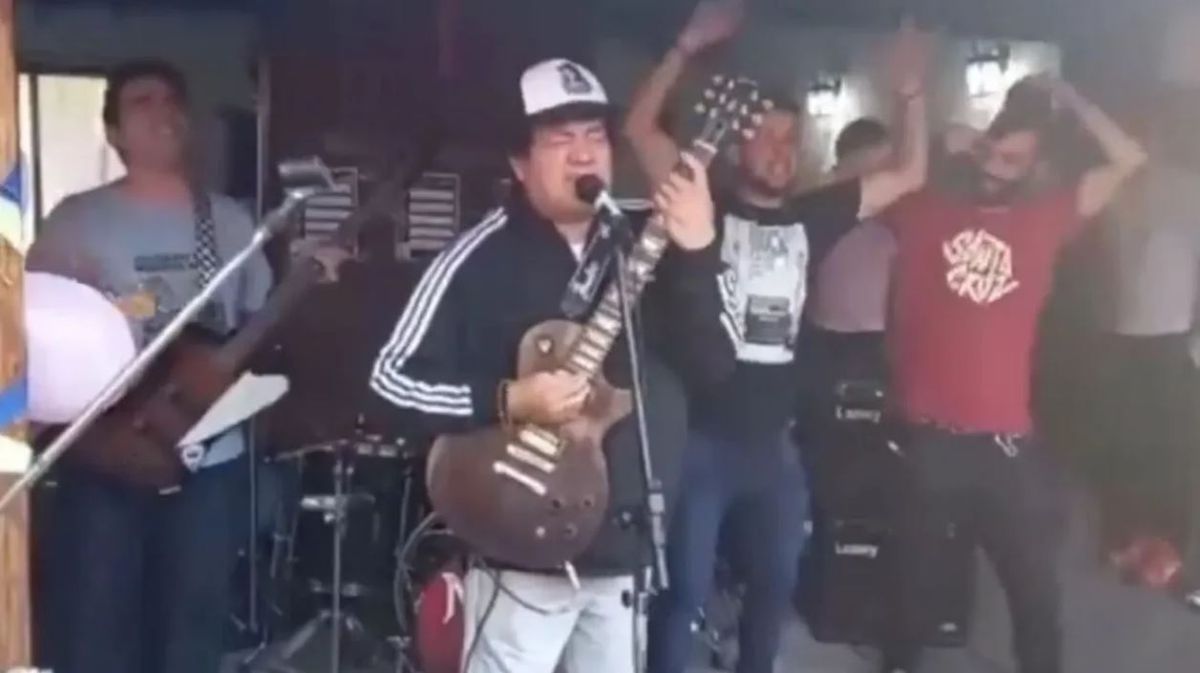 Pity mejora. Pity Álvarez volvió a tocar rock and roll en vivo.