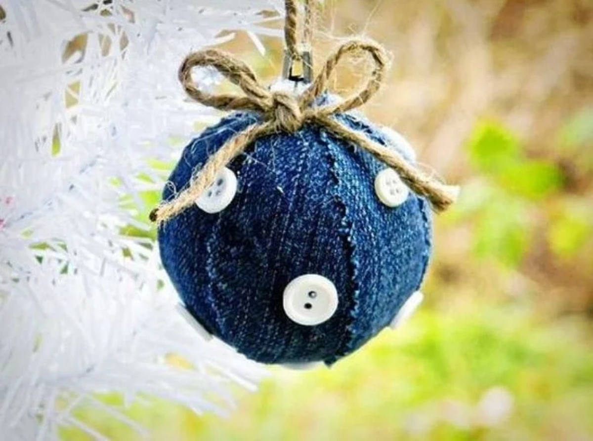 Reciclaje: transformá tus jeans viejos en adornos navideños originales y hermosos. Reciclaje: transformá tus jeans viejos en adornos navideños originales y hermosos.