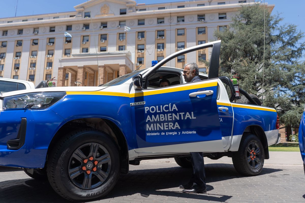 El gobernador Alfredo Cornejo observa una de las nuevas movilidades de la Policía Ambiental Minera. El gobernador Alfredo Cornejo observa una de las nuevas movilidades de la Policía Ambiental Minera.