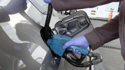 Se estima que este viernes pueden aumentar los precios de los combustibles, debido a la entrada en vigencia de una actualización de los impuestos internos para este sector.