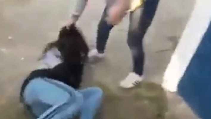 Una embarazada golpeó a una chica por estar a favor del aborto legal