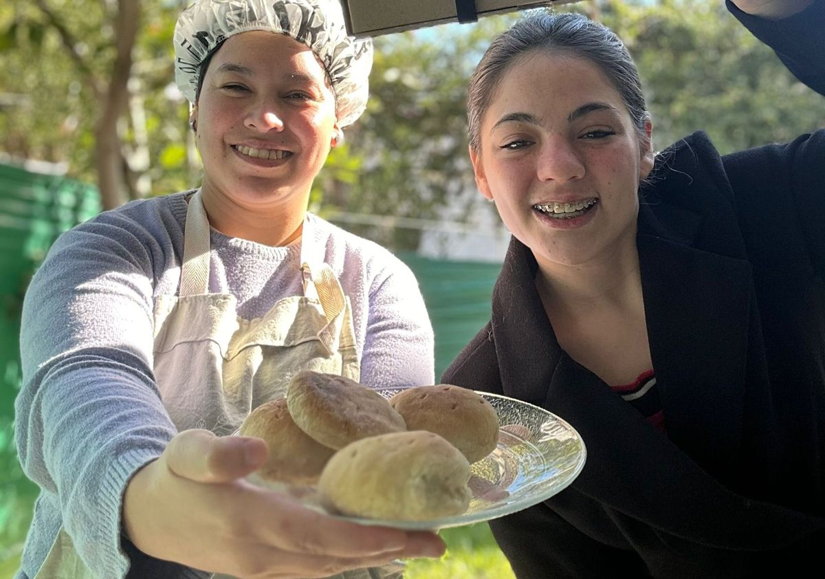 Ariadna y Noelia son amigas, viven y estudian juntas en CABA y se pusieron un emprendimiento de tortitas caseras. Ariadna y Noelia son amigas, viven y estudian juntas en CABA y se pusieron un emprendimiento de tortitas caseras.