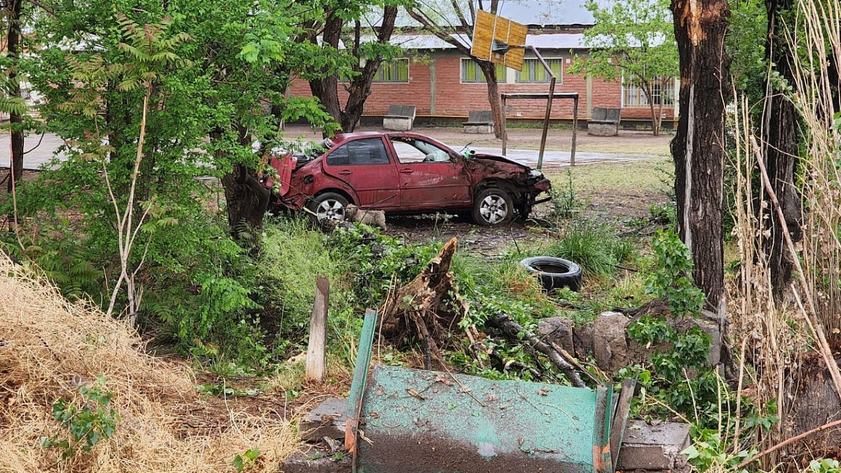 Según los peritajes previos del grave accidente en San Rafael, el auto no tomó la curva y terminó impactando contra los obstáculos que encontró fuera de la ruta y quedando detenido en el patio de una escuela.