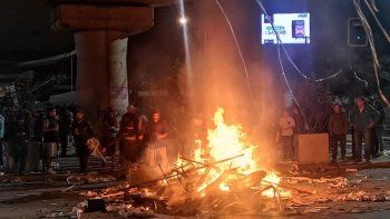 Estado de emergencia en Santiago: incendios, saqueos y caos tras la suba del boleto