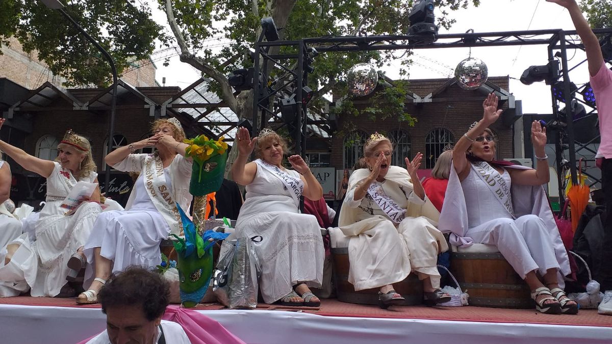 El carro de las reinas de los Adultos Mayores es otro de los tradicionales que se ven en el Carrusel en esta Vendimia 2025. El carro de las reinas de los Adultos Mayores es otro de los tradicionales que se ven en el Carrusel en esta Vendimia 2025.