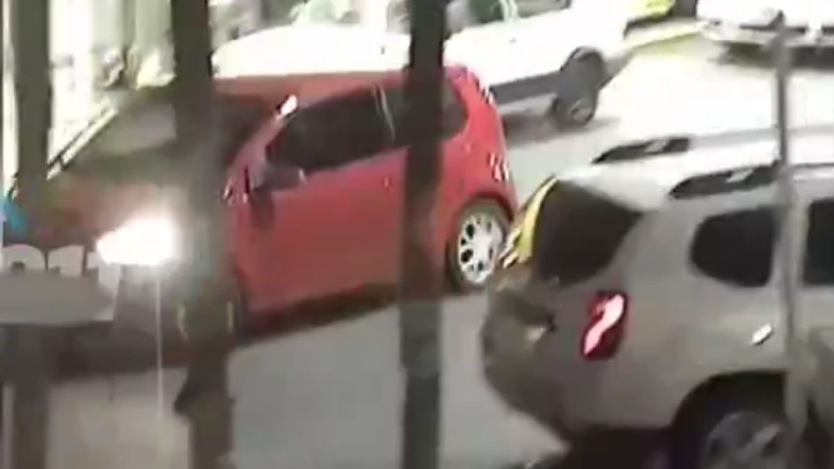 El robo del auto en Córdoba quedó registrado por cámaras de seguridad.