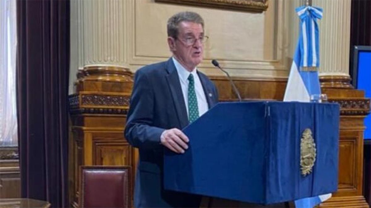 El presidente de la UCIM, Daniel Ariosto, durante su discurso ante integrantes de la Cámara de Senadores.