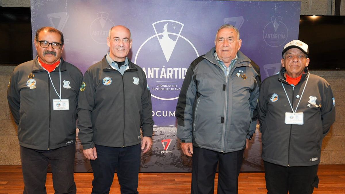 Miembros de la Agrupación Antártica Argentina: Daniel Jofré, Carlos García, Pedro Gilabert y Miguel Díaz. Miembros de la Agrupación Antártica Argentina: Daniel Jofré, Carlos García, Pedro Gilabert y Miguel Díaz.