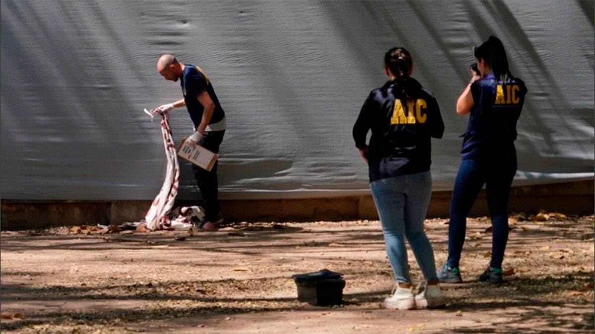 El cartel fue escrito en un trozo de tela blanca con letras de color rojo y apareció frente de las instalaciones de la sede de Telefe-Rosario.