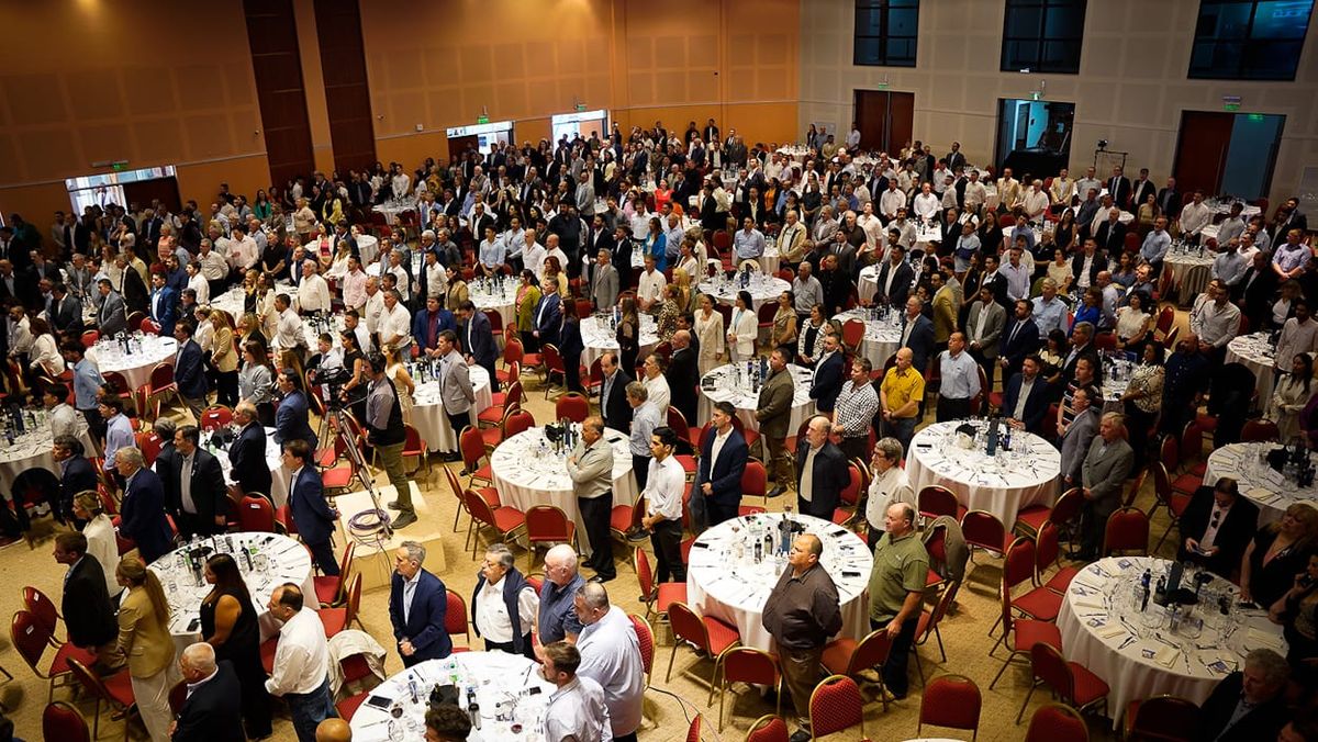 Miles de asistentes escucharon el discurso del presidente de la Cámara de Comercio de San Rafael en el que hizo varios pedidos para Javier Milei. Miles de asistentes escucharon el discurso del presidente de la Cámara de Comercio de San Rafael en el que hizo varios pedidos para Javier Milei.