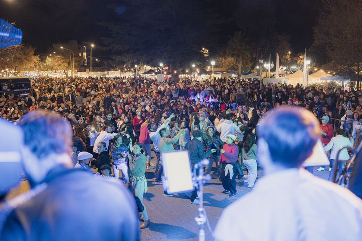  Se celebró a puro ritmo la edición 2025 del Festival de la Nuez y los Vinos de Altura. Se celebró a puro ritmo la edición 2025 del Festival de la Nuez y los Vinos de Altura.