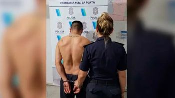 Una mujer policía fue asesinada a puñaladas por su ex pareja, quien logró escapar y fue detenido