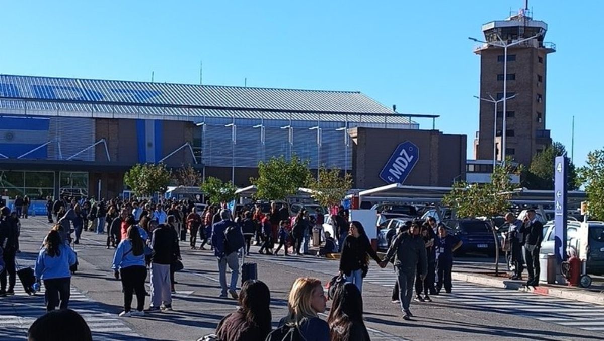 Pasajeros varados en El Plumerillo durante la emergencia. A las 10 volvió la normalidad. Fotos: Matías Pascualetti/ Francisco Pérez Ozán.
