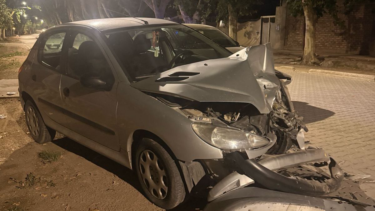 El hecho ocurrió en Luján de Cuyo el sábado pasadas las 23. El auto sufrió destrucción total y el conductor de la camioneta aún no aparece.