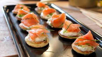 Cómo preparar blinis en sartén: las tortitas tipo canapé con salmón confitado y un aderezo especial Cómo preparar blinis en sartén: las tortitas tipo canapé con salmón confitado y un aderezo especial