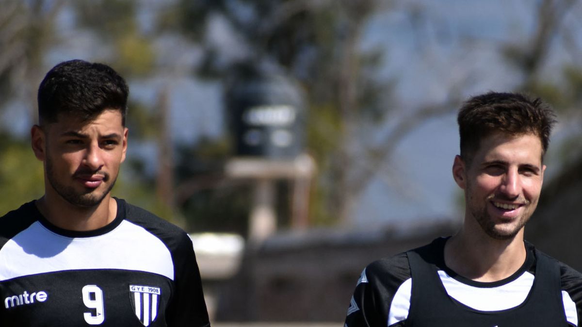 Imanol Gonz&aacute;lez est&aacute; a la derecha de la foto junto al goleador Nicol&aacute;s Ferreyra.