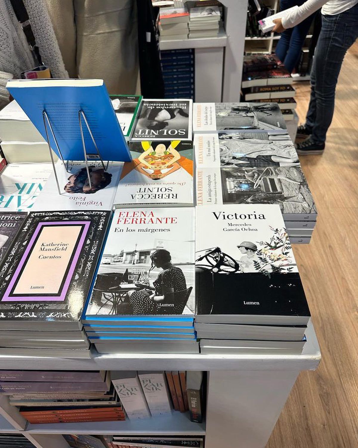 Victoria exhibido en la Feria del Libro de Buenos Aires. Victoria exhibido en la Feria del Libro de Buenos Aires.