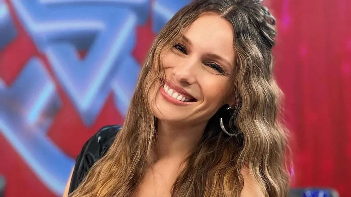 Pampita se muestra con los pantaloncitos metalizados furor y arrasa los golden look