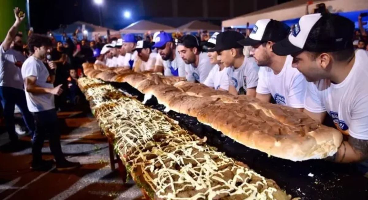 Es una tradición que en la Fiesta Nacional de la Milanesa de Tucumán se hace el sandwich más grande Es una tradición que en la Fiesta Nacional de la Milanesa de Tucumán se hace el sandwich más grande 