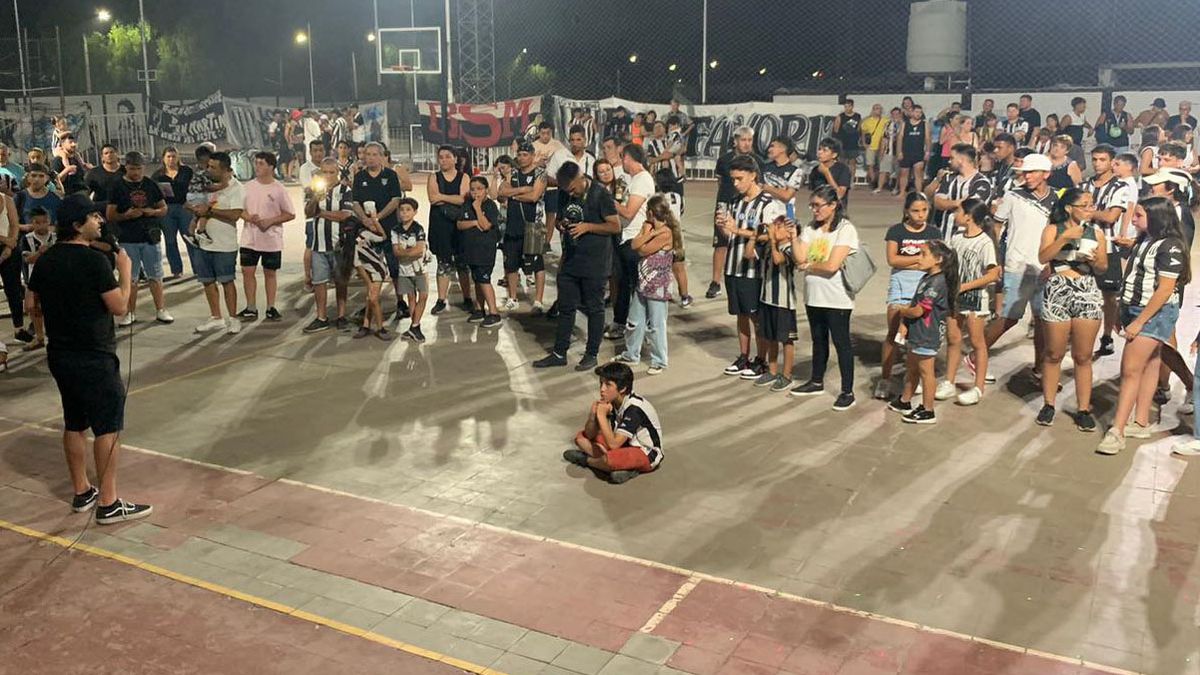 El presidente Fernando Porretta habla con los simpatizantes de Gimnasia y Esgrima. El presidente Fernando Porretta habla con los simpatizantes de Gimnasia y Esgrima.