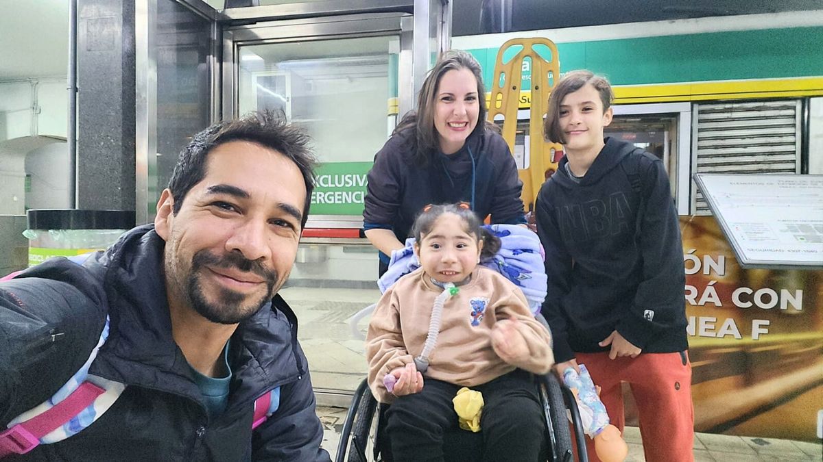 Junto a sus padres y hermana. Una familia sostén en su vida. Junto a sus padres y hermana. Una familia sostén en su vida.