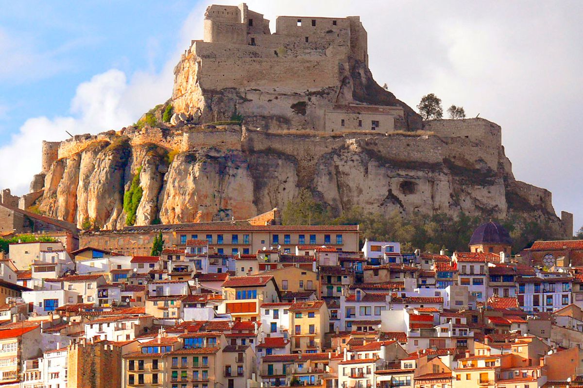 La imponente silueta del castillo domina el horizonte, custodiada por dos kilómetros de murallas centenarias. La imponente silueta del castillo domina el horizonte, custodiada por dos kilómetros de murallas centenarias.