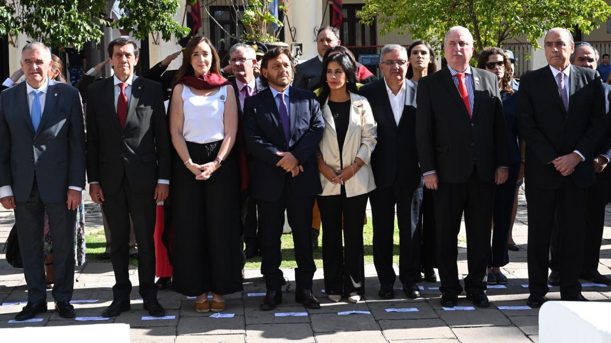 La vicepresidenta, Victoria Villarruel y el ministro del Interior participaron este martes de la conmemoración del aniversario 211° de la Batalla de Salta, junto al gobernador Gustavo Sáenz. La vicepresidenta, Victoria Villarruel y el ministro del Interior participaron este martes de la conmemoración del aniversario 211° de la Batalla de Salta, junto al gobernador Gustavo Sáenz.