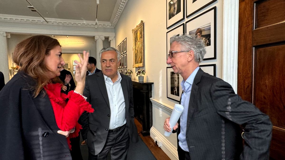 Alfredo Cornejo junto a la embajadora argentina en el Reino Unido, Mariana Plaza y Christopher Sabatini, investigador principal para América Latina en Chatham House Alfredo Cornejo junto a la embajadora argentina en el Reino Unido, Mariana Plaza y Christopher Sabatini, investigador principal para América Latina en Chatham House