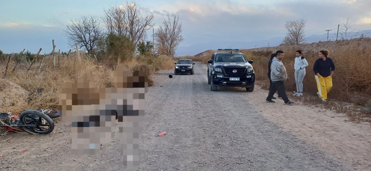 El infortunado conductor murió al caer de la moto