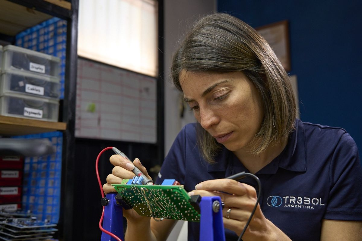 Ingeniera química, la joven se fascinó con la electrónica y el desarrollo de tecnologías al conocer a su esposo, Emanuel Jordán. Ingeniera química, la joven se fascinó con la electrónica y el desarrollo de tecnologías al conocer a su esposo, Emanuel Jordán.