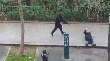 Videos: filman el salvaje fusilamiento contra un policía durante el ataque a la revista francesa