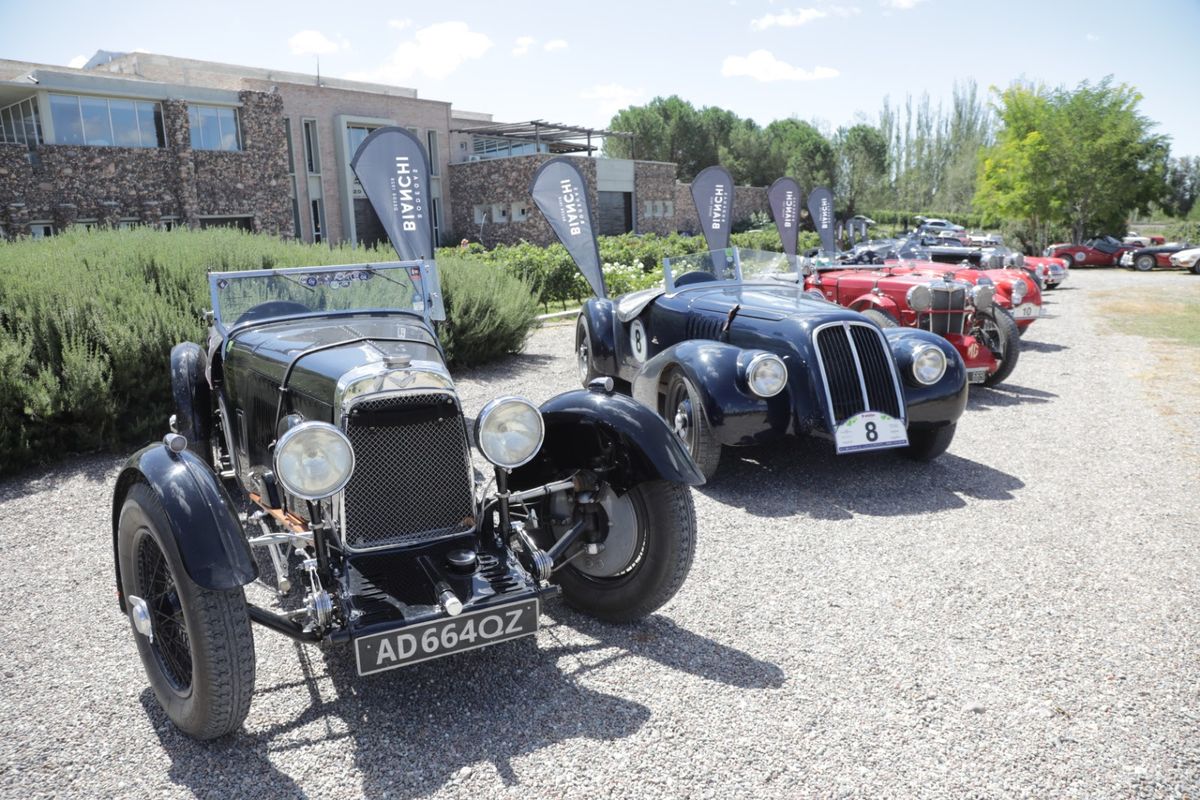 Hermosa postal de los autos antiguos del Rally de las Bodegas. Hermosa postal de los autos antiguos del Rally de las Bodegas.