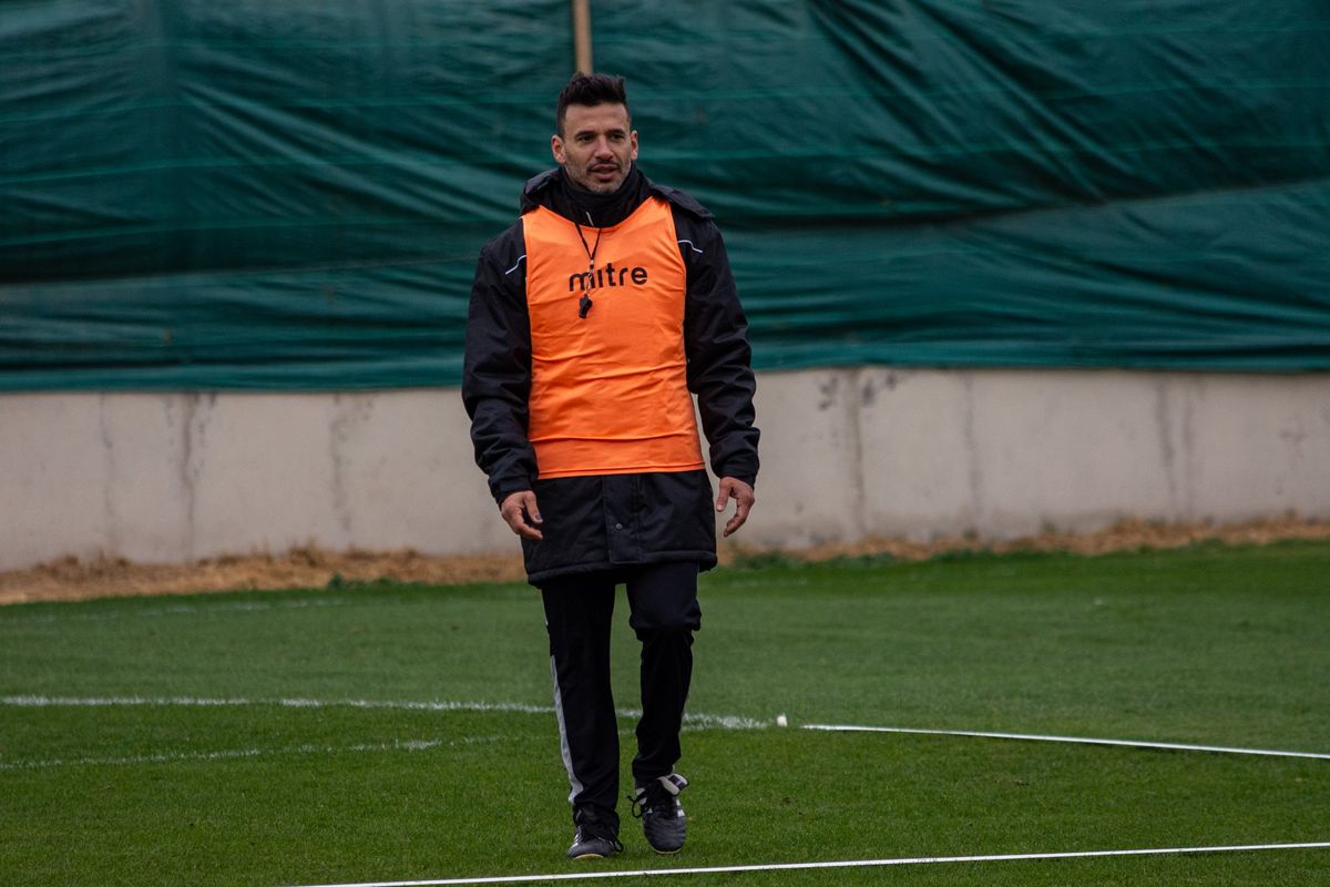 Ariel Broggi mete mano de manera obligada.