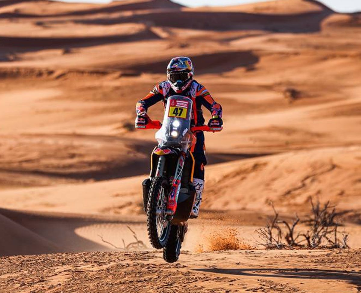 Kevin Benavides está cerca de la punta en la general de motos