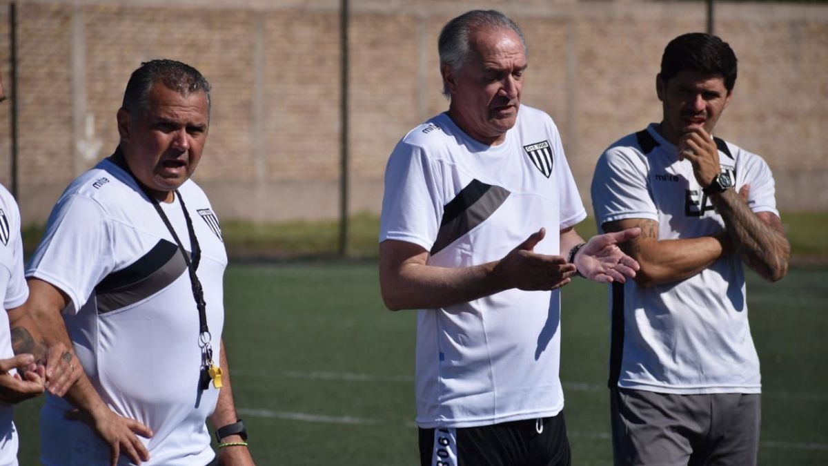 El Chaucha José María Bianco y sus ayudantes dialogaron con el plantel antes de iniciar el primer entrenamiento en el predio del aeropuerto. El Chaucha José María Bianco y sus ayudantes dialogaron con el plantel antes de iniciar el primer entrenamiento en el predio del aeropuerto.