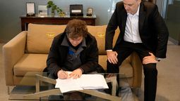 Javier Milei y Manuel Adorni durante la firma del proyecto de reforma laboral.