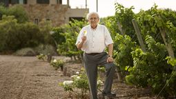 Pedro Rosell, en el viñedo de bodega Cruzat y con una copa de uno de los vinos espumantes que supo elaborar a su estilo.