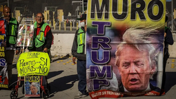 Un grupo de migrantes se manifiesta en el puerto internacional de San Ysidro, en la ciudad fronteriza de Tijuana en México. Crédito: EFE/ Joebeth Terriquez.