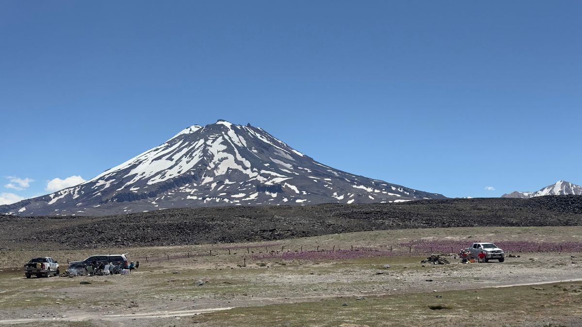 Imponente paisaje de la Laguna del Diamante con el volcán Maipo de fondo.