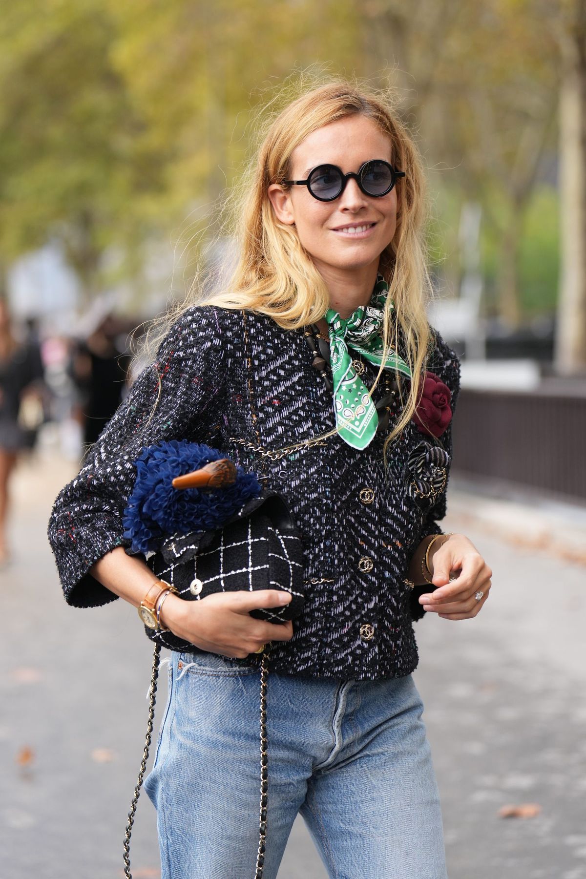 El pañuelo atado en el cuello es un clásico de la moda. Imagen: Vogue. El pañuelo atado en el cuello es un clásico de la moda. Imagen: Vogue.