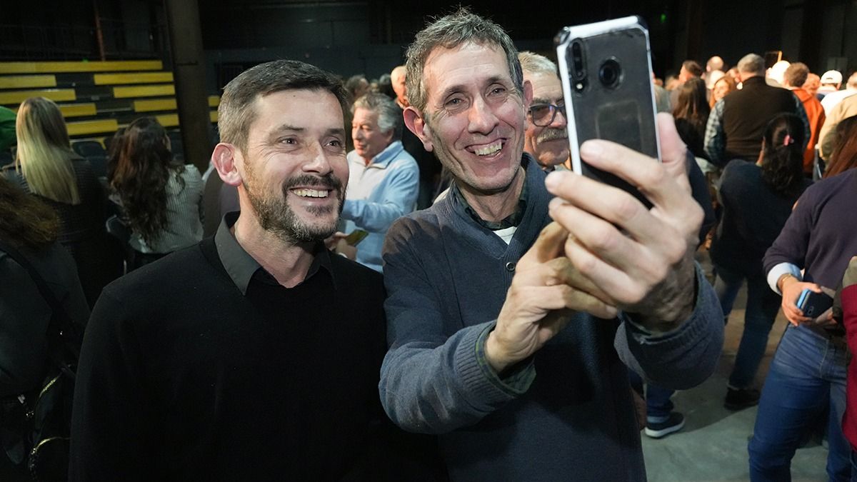 Los oyentes de Radio Nihuil no perdieron la oportunidad para pedir a Pascualetti que se contara un chiste. Los oyentes de Radio Nihuil no perdieron la oportunidad para pedir a Pascualetti que se contara un chiste.