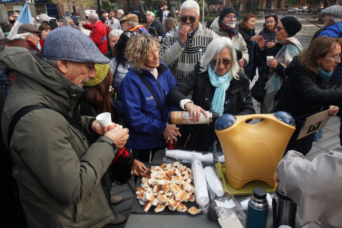 Personas solidarias repartieron tortitas y bebidas calientes para los jubilados. Personas solidarias repartieron tortitas y bebidas calientes para los jubilados.