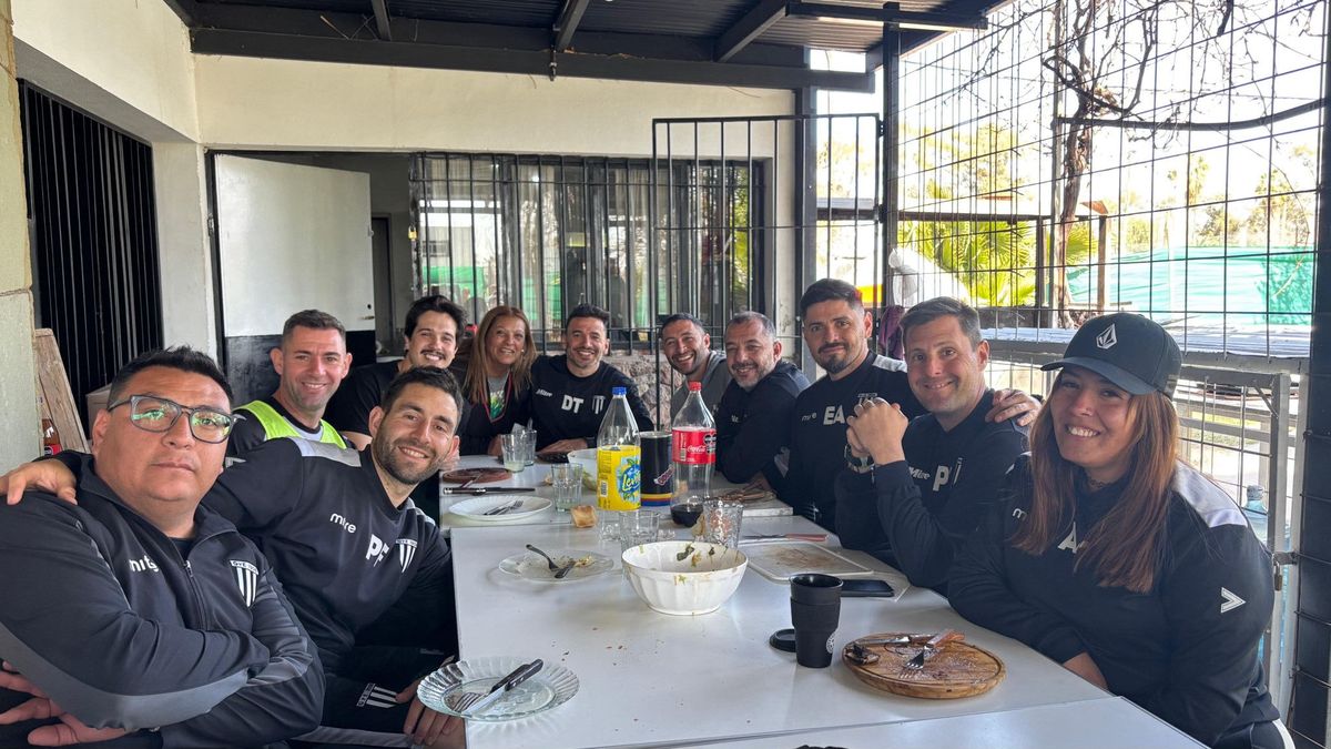 El plantel de Gimnasia y Esgrima compartió un asado tras el entrenamiento en su Predio.