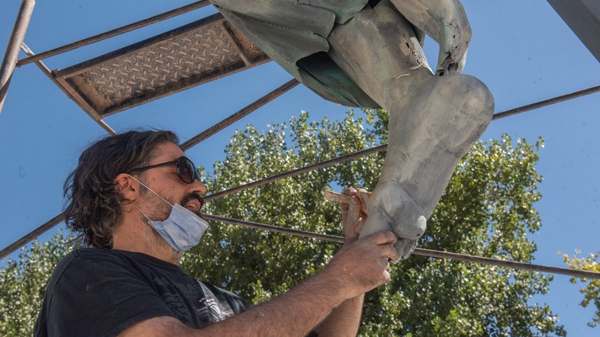 Fernando Rosas durante la restauración de la escultura del Memorial de la Bandera.