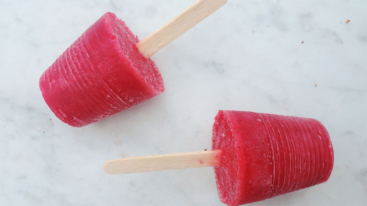 Cómo hacer palitos de helado de frutillla para los chicos