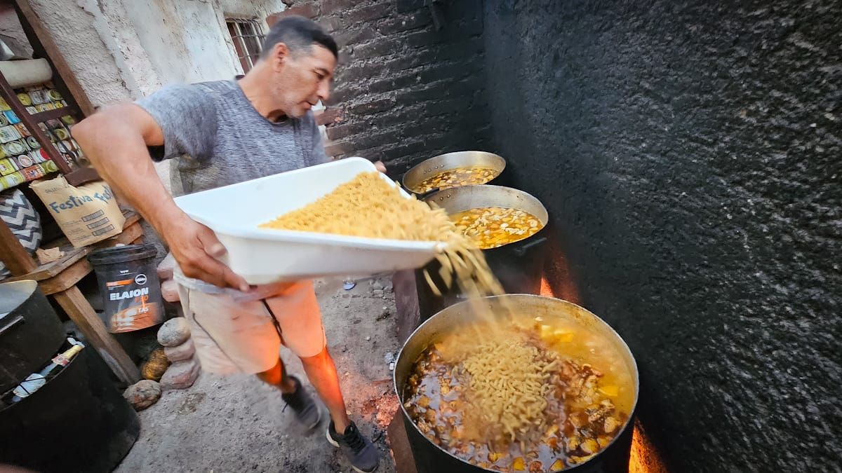 Cada vez más mendocinos van a pedir asistencia alimentaria a comedores comunitarios. Cada vez más mendocinos van a pedir asistencia alimentaria a comedores comunitarios.